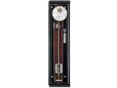 Erwin Sattler Präzisionspendeluhr Wanduhr Classica Secunda 1995 M schwarz Makassar – Großuhren Wanduhr aus . Das Gehäuse ist rechteckig und schwarz. Das Zifferblatt ist römisch Index und silber.