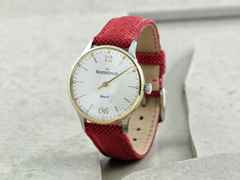 MeisterSinger Yaara Quarz Edelstahl 36mm silbernes Zifferblatt rotes Textilband – Damenuhren Uhr ohne Datum aus Edelstahl und PVD beschichtet. Das Gehäuse ist rund und silber. Das Textilarmband ist rot. Das Zifferblatt ist arabisch Index und silber. – Ansicht 2