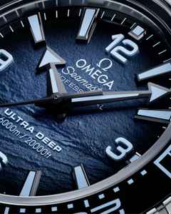 Omega Seamaster Planet Ocean 6000M Ultra Deep Automatik Edelstahl 45,5mm blaues Zifferblatt Metallband Summer Blue – Herrenuhren Uhr ohne Datum aus Edelstahl und Keramik. Das Gehäuse ist rund und silber. Das Edelstahlarmband ist silber. Das Zifferblatt ist arabisch Index und blau. – Ansicht 3
