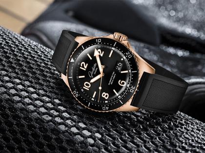 Glashütte Original SeaQ Panoramadatum Automatik Rotgold 43mm schwarzes Zifferblatt schwarzes Kautschukband – Herrenuhren Uhr mit Datum aus 750 Rotgold. Das Gehäuse ist rund und roségold. Das Kautschuk / Kunststoff / Silikon Armband ist schwarz. Das Zifferblatt ist arabisch Index und schwarz. – Ansicht 2