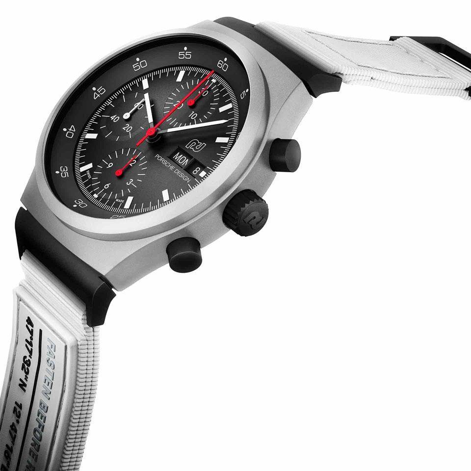 Porsche Design Chronograph 1 - 1972 Limited Edition GP 2023 – Herrenuhren Chronograph aus Titan. Das Gehäuse ist rund und silber. Das Textilarmband ist weiß. Das Zifferblatt ist ein Index in schwarz. – Ansicht 3