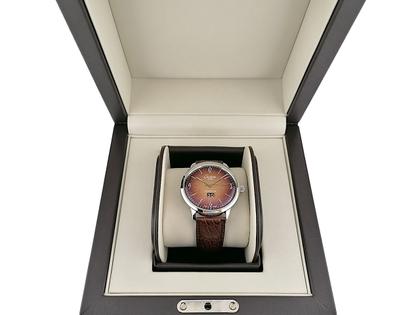 Glashütte Original Sixties Panoramadatum Limited Edition Automatik Edelstahl 42mm oranges Zifferblatt braunes Lederband 2-39-47-09-02-04 Full Set Occasion Neu – Herrenuhren Uhr mit Datum aus Edelstahl. Das Gehäuse ist rund und silber. Das Lederarmband Kroko / Alligator ist braun. Das Zifferblatt ist arabisch Index und orange. – Ansicht 4