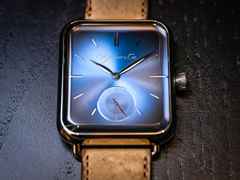 H. Moser & Cie. H. Moser Swiss Alp Watch Small Second Handaufzug Weißgold Funky Blue Fumé Double Hairspring Limited Edition – Herrenuhren Uhr ohne Datum aus 750 Weißgold. Das Gehäuse ist rechteckig und silber. Das Lederarmband Kroko / Alligator ist braun. Das Zifferblatt ist ein Index in blau. – Ansicht 3