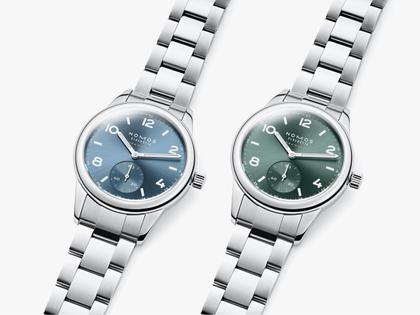 Nomos Glashütte Club Sport neomatik 37 Petrol Automatik Edelstahl grünes Zifferblatt Metallband Stahlboden – Herrenuhren Uhr ohne Datum aus Edelstahl. Das Gehäuse ist rund und silber. Das Edelstahlarmband ist silber. Das Zifferblatt ist arabisch Index und grün. – Ansicht 3