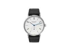 Nomos Glashütte Tangomat Automatik Edelstahl 38mm weißes Zifferblatt schwarzes Lederband Glasboden – Herrenuhren Uhr ohne Datum aus Edelstahl und Leder. Das Gehäuse ist rund und silber. Das Lederarmband ist schwarz. Das Zifferblatt ist arabisch Index und weiß.