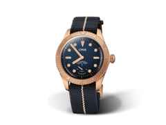 Oris Carl Brashear Limited Edition Automatik Bronze 40mm blaues Zifferblatt blaues Textilband – Herrenuhren Uhr ohne Datum aus Bronze. Das Gehäuse ist rund und roségold. Das Textilarmband ist blau. Das Zifferblatt ist ein Index in blau.