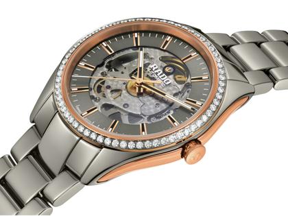 Rado HyperChrome Automatik Diamonds Keramik 42mm graues Zifferblatt graues Keramikband – Herrenuhren Uhr ohne Datum aus Keramik. Das Gehäuse ist rund und grau. Das Keramikarmband ist grau. Das Zifferblatt ist ein Index in grau. – Ansicht 2