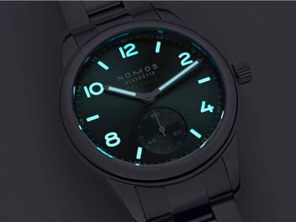 Nomos Glashütte Club Sport neomatik 37 Petrol Automatik Edelstahl grünes Zifferblatt Metallband Stahlboden – Herrenuhren Uhr ohne Datum aus Edelstahl. Das Gehäuse ist rund und silber. Das Edelstahlarmband ist silber. Das Zifferblatt ist arabisch Index und grün. – Ansicht 5