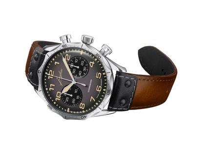 Junghans Meister Pilot Chronoscope Automatik Edelstahl 43mm graues Zifferblatt braunes Lederband – Herrenuhren Chronograph aus Edelstahl und Leder. Das Gehäuse ist rund und grau. Das Lederarmband ist braun. Das Zifferblatt ist arabisch Index und braun. – Ansicht 2