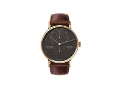 Nomos Glashütte Lambda 39 Samtschwarz Handaufzug Roségold 39mm schwarzes Zifferblatt braunes Lederband – Herrenuhren Uhr ohne Datum aus 750 Rotgold und Leder. Das Gehäuse ist rund und roségold. Das Lederarmband ist braun. Das Zifferblatt ist ein Index in schwarz.