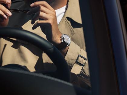 TAG Heuer Carrera Chronograph Automatik Edelstahl 42mm silbernes Zifferblatt braunes Lederband – Herrenuhren Chronograph aus Edelstahl und Keramik. Das Gehäuse ist rund und silber. Das Lederarmband Kroko / Alligator ist braun. Das Zifferblatt ist ein Index in silber. – Ansicht 2