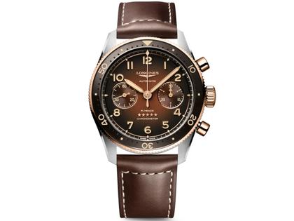 Longines Spirit Flyback Chronograph Automatik Edelstahl 42mm braunes Zifferblatt braunes Lederband – Herrenuhren Chronograph aus 750 Rotgold, Edelstahl und Leder. Das Gehäuse ist rund und silber. Das Lederarmband ist braun. Das Zifferblatt ist arabisch Index und braun.