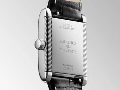 Longines DolceVita   Mini Quarz Edelstahl 22x29mm silbernes Zifferblatt schwarzes Lederband – Damenuhren Uhr ohne Datum aus Edelstahl und Leder. Das Gehäuse ist rechteckig und silber. Das Lederarmband Kroko / Alligator ist schwarz. Das Zifferblatt ist römisch und weiß. – Ansicht 4