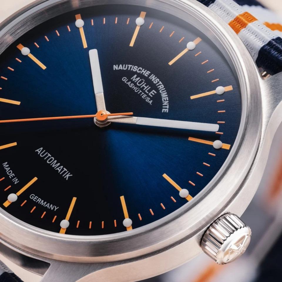 Mühle Glashütte Panova Blau Automatik Edelstahl 40mm blau-weißes Textilband – Herrenuhren Uhr ohne Datum aus Edelstahl und Leder. Das Gehäuse ist rund und silber. Das Textilarmband ist blau. Das Zifferblatt ist ein Index in blau. – Ansicht 3