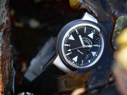 Mühle Glashütte S.A.R. Rescue-Timer Automatik Edelstahl 42mm schwarzes Zifferblatt schwarzes Kautschukband – Herrenuhren Uhr mit Datum aus Edelstahl und Kautschuk. Das Gehäuse ist rund und silber. Das Kautschuk / Kunststoff / Silikon Armband ist schwarz. Das Zifferblatt ist ein Index in schwarz. – Ansicht 5