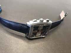 TAG Heuer Monaco Chronograph Automatik Edelstahl 39mm blaues Zifferblatt blaues Lederband – Herrenuhren Chronograph aus Edelstahl. Das Gehäuse ist rechteckig und silber. Das Lederarmband Kroko / Alligator ist blau. Das Zifferblatt ist ein Index in blau. – Ansicht 6