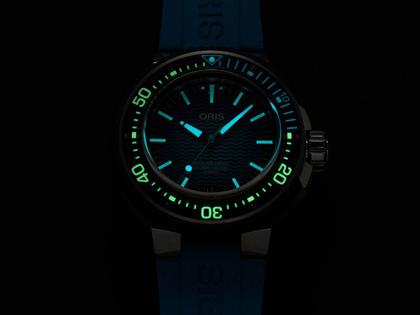 Oris Aquis Pro 4000M Automatik Titan 49,5mm blaues Wellen-Zifferblatt blaues Kautschukband – Herrenuhren Uhr mit Datum aus Kautschuk und Titan. Das Gehäuse ist rund und grau. Das Kautschuk / Kunststoff / Silikon Armband ist blau. Das Zifferblatt ist ein Index in blau. – Ansicht 7