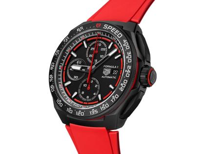 TAG Heuer Formula 1 Chronograph Automatik Titan 44mm Schwarz-DLC schwarzes Zifferblatt rotes Kautschukband – Herrenuhren Chronograph aus Aluminium, DLC beschichtet, Kautschuk und Titan. Das Gehäuse ist rund und schwarz. Das Kautschuk / Kunststoff / Silikon Armband ist rot. Das Zifferblatt ist ein Index in schwarz. – Ansicht 2
