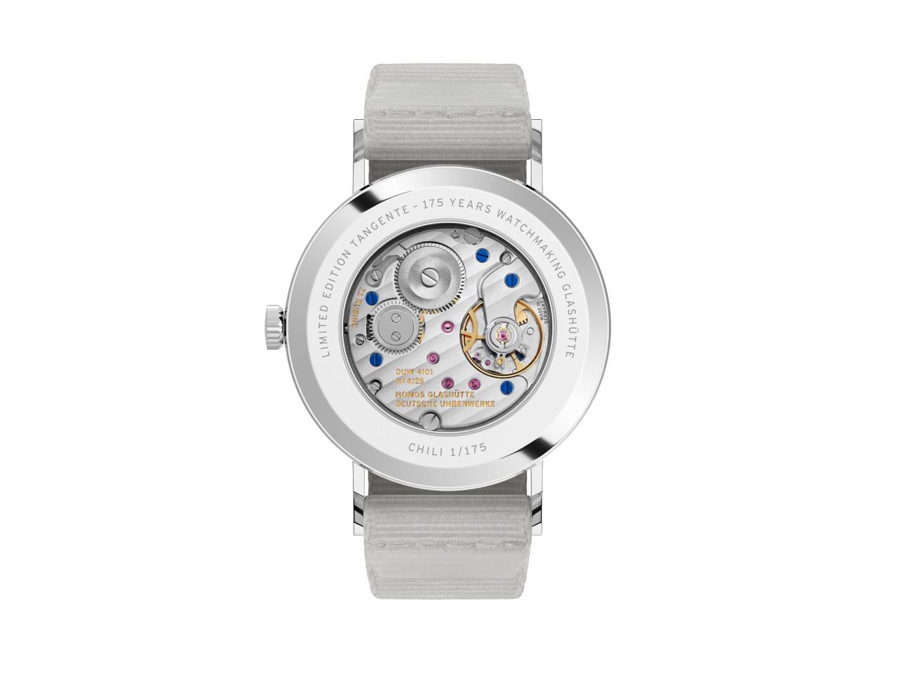 Nomos Glashütte Tangente 38 Datum "175 Years Watchmaking - Chili" Handaufzug Edelstahl pinkes Zifferblatt graues Textilband Glasboden – Herrenuhren Uhr mit Datum aus Edelstahl. Das Gehäuse ist rund und silber. Das Textilarmband ist grau. Das Zifferblatt ist arabisch Index und pink. – Ansicht 2