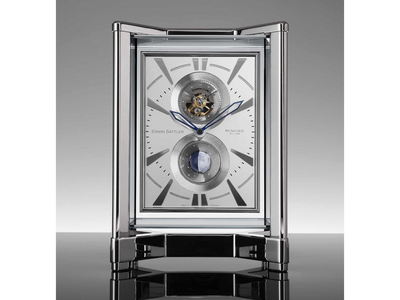 Erwin Sattler Tischuhr Opus Moon Tourbillon – Großuhren Tischuhr aus . Das Gehäuse ist rechteckig und silber. Das Zifferblatt ist arabisch Index und weiß. – Ansicht 2