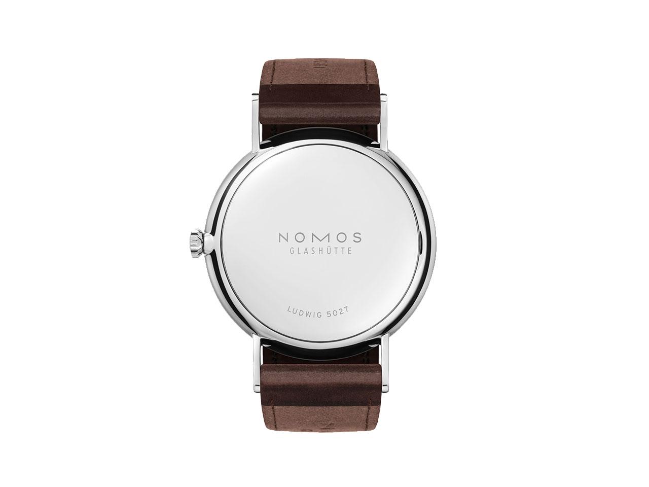 Nomos Glashütte Ludwig 38 Emailleweiß Handaufzug Edelstahl weißes Zifferblatt Metallband Stahlboden – Herrenuhren Uhr ohne Datum aus Edelstahl. Das Gehäuse ist rund und silber. Das Edelstahlarmband ist silber. Das Zifferblatt ist römisch Index und weiß. – Ansicht 3