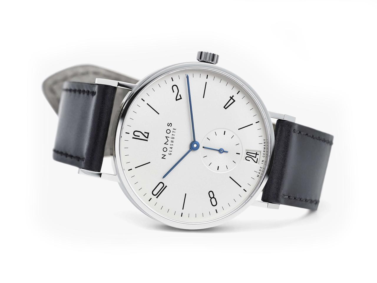Nomos Glashütte Tangente 38 Datum Handaufzug Edelstahl 38mm weißes Zifferblatt schwarzes Lederband Glasboden – Herrenuhren Uhr mit Datum aus Edelstahl und Leder. Das Gehäuse ist rund und silber. Das Lederarmband ist schwarz. Das Zifferblatt ist arabisch Index und silber. – Ansicht 4