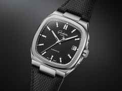 Glashütte Original Seventies Vintage Kollektion Vinyl Record Limited Edition Automatik Edelstahl 39x39mm schwarzes Zifferblatt Metallband und schwarzes Kautschukband – Herrenuhren Uhr mit Datum aus 750 Weißgold, Edelstahl und Kautschuk. Das Gehäuse ist quadratisch und silber. Das Edelstahlarmband ist silber. Das Zifferblatt ist ein Index in schwarz. – Ansicht 8