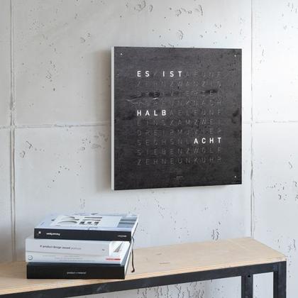 Qlocktwo Earth 45 Creator's Edition Metamorphite mit weiß lackiertem Holz – Großuhren Wanduhr aus Eisen. Das Gehäuse ist quadratisch und weiß. Das Zifferblatt ist digital und grau. – Ansicht 3