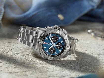 Breitling Super Avenger B01 Chronograph 46 Automatik Titan blaues Zifferblatt Metallband – Herrenuhren Chronograph aus Titan. Das Gehäuse ist rund und grau. Das Titanarmband ist grau. Das Zifferblatt ist ein Index in blau. – Ansicht 3