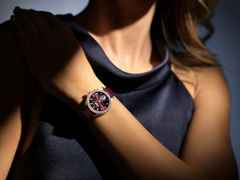 Glashütte Original Lady Serenade Luna Purpursamt Automatik Edelstahl 32,5mm violettes Zifferblatt violettes Lederband – Damenuhren Uhr ohne Datum aus 750 Weißgold, Edelstahl und Leder. Das Gehäuse ist rund und silber. Das Lederarmband Kroko / Alligator ist lila. Das Zifferblatt ist ein Index in lila. – Ansicht 15