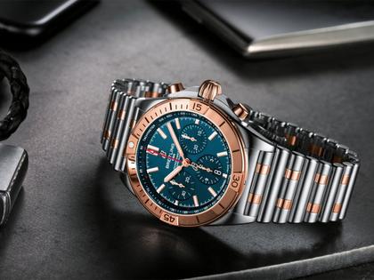 Breitling Chronomat B01 42 Automatik Edelstahl blaues Zifferblatt Metallband – Herrenuhren Chronograph aus 750 Rotgold und Edelstahl. Das Gehäuse ist rund und silber-roségold. Das Edelstahlarmband ist silber-roségold. Das Zifferblatt ist ein Index in blau. – Ansicht 5