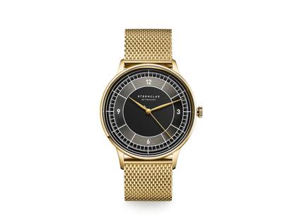 Herrenuhren Uhr ohne Datum aus Edelstahl und PVD beschichtet. Das Gehäuse ist rund und gelbgold. Das vergoldetes Edelstahlarmband ist gelbgold. Das Zifferblatt ist arabisch Index und schwarz.