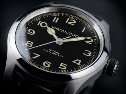 Hamilton Khaki Field Murph Automatik Edelstahl 38mm schwarzes Zifferblatt schwarzes Lederband – Herrenuhren Uhr ohne Datum aus Edelstahl und Leder. Das Gehäuse ist rund und silber. Das Lederarmband ist schwarz. Das Zifferblatt ist arabisch und schwarz. – Ansicht 7