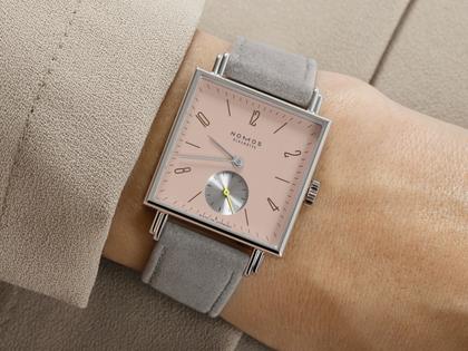 Nomos Glashütte Tetra Die Kapriziöse Handaufzug Edelstahl 29mm beiges Zifferblatt graues Veloursband Glasboden – Damenuhren Uhr ohne Datum aus Edelstahl und Leder. Das Gehäuse ist quadratisch und silber. Das Lederarmband ist grau. Das Zifferblatt ist arabisch Index und beige. – Ansicht 4