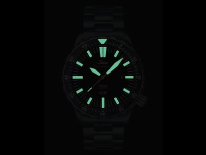 Sinn Spezialuhren UX S (EZM 2B) Quarz U-Boot-Stahl 44mm schwarzes Zifferblatt Metallband – Herrenuhren Uhr mit Datum aus Edelstahl und PVD beschichtet. Das Gehäuse ist rund und schwarz. Das Edelstahlarmband ist schwarz. Das Zifferblatt ist ein Index in schwarz. – Ansicht 2
