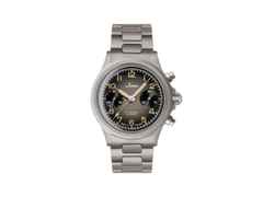 Sinn Spezialuhren 356 FLIEGER Klassik AS E Chronograph Automatik Edelstahl 38,5mm graues Zifferblatt Metallband – Herrenuhren Chronograph aus Edelstahl. Das Gehäuse ist rund und grau. Das Edelstahlarmband ist grau. Das Zifferblatt ist arabisch und anthrazit.