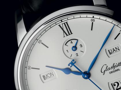 Glashütte Original Senator Excellence Ewiger Kalender Automatik Edelstahl silberweißes Zifferblatt schwarzes Lederband – Herrenuhren Uhr mit Kalender aus Edelstahl. Das Gehäuse ist rund und silber. Das Lederarmband Kroko / Alligator ist schwarz. Das Zifferblatt ist römisch Index und weiß. – Ansicht 2