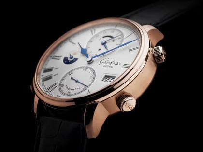 Glashütte Original Senator Cosmopolite Automatik Rotgold 44mm silberfarbenes Zifferblatt schwarzes Lederband – Herrenuhren Uhr mit Datum aus 750 Rotgold. Das Gehäuse ist rund und rotgold. Das Lederarmband Kroko / Alligator ist schwarz. Das Zifferblatt ist römisch und weiß. – Ansicht 3