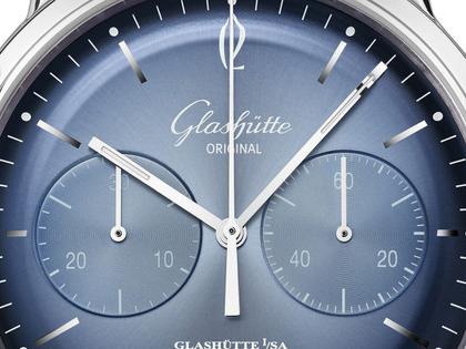Glashütte Original Sixties Chronograph Automatik Edelstahl 42mm blaues Zifferblatt braunes Lederband – Herrenuhren Chronograph aus Edelstahl. Das Gehäuse ist rund und silber. Das Lederarmband ist braun. Das Zifferblatt ist arabisch Index und blau. – Ansicht 4