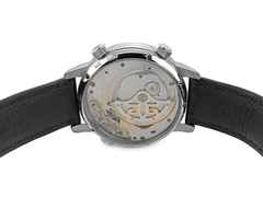 Glashütte Original Senator Cosmopolite Weltzeit Automatik Weißgold 44mm silberfarbenes Zifferblatt blaues Lederband 1-89-02-01-04-30 Full Set mit Garantie Occasion Neu – Herrenuhren Uhr mit Datum aus 750 Weißgold. Das Gehäuse ist rund und silber. Das Lederarmband Kroko / Alligator ist blau. Das Zifferblatt ist römisch Index und silber. – Ansicht 2
