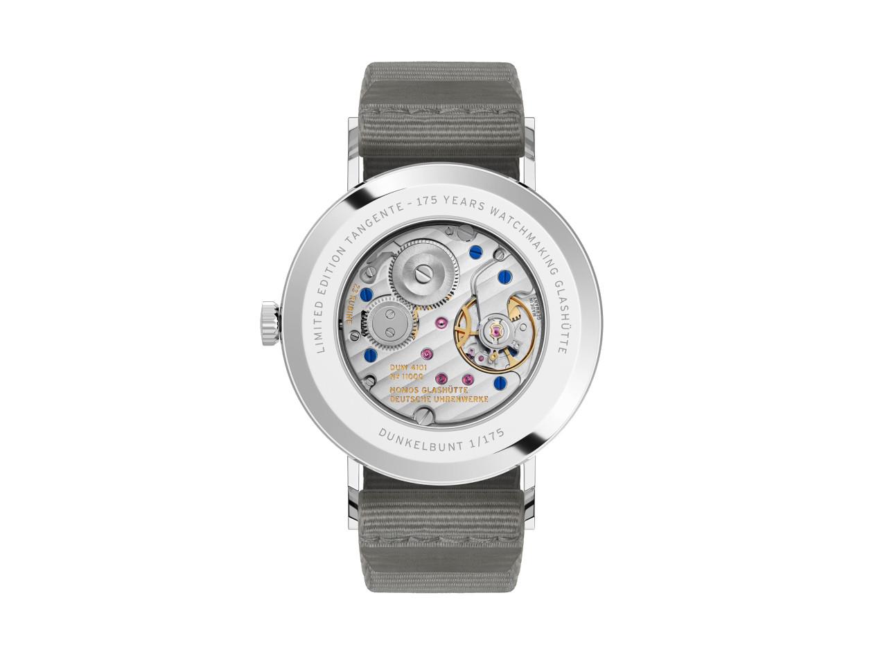 Nomos Glashütte Tangente 38 Datum "175 Years Watchmaking - Dunkelbunt" Handaufzug Edelstahl schwarzes Zifferblatt graues Textilband Glasboden – Herrenuhren Uhr mit Datum aus Edelstahl. Das Gehäuse ist rund und silber. Das Textilarmband ist grau. Das Zifferblatt ist arabisch Index und schwarz. – Ansicht 2