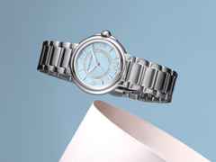 Maurice Lacroix Fiaba Colours Edition Quarz Edelstahl 32mm blaues Zifferblatt Metallband – Damenuhren Uhr ohne Datum aus Edelstahl. Das Gehäuse ist rund und silber. Das Edelstahlarmband ist silber. Das Zifferblatt ist arabisch Index und blau. – Ansicht 3