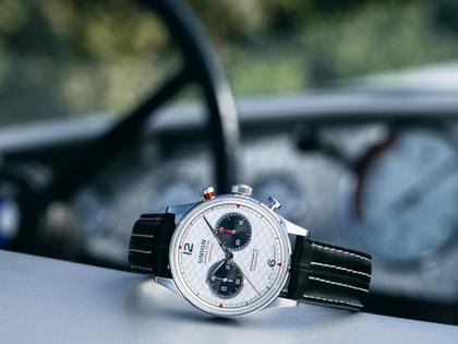 Union Glashütte Noramis Chronograph Sachsen Classic 2025 Limited Edition Automatik Edelstahl 42mm silberfarbenes Zifferblatt schwarzes Lederband – Herrenuhren Chronograph aus Edelstahl und Leder. Das Gehäuse ist rund und silber. Das Lederarmband ist schwarz. Das Zifferblatt ist arabisch Index und silber. – Ansicht 6