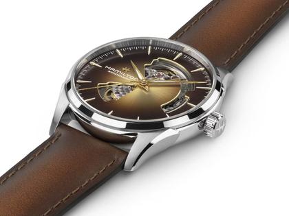 Hamilton Jazzmaster Open Heart Automatik Edelstahl 42mm braunes Zifferblatt braunes Lederband – Herrenuhren Uhr ohne Datum aus Edelstahl und Leder. Das Gehäuse ist rund und silber. Das Lederarmband ist braun. Das Zifferblatt ist ein Index in braun. – Ansicht 4