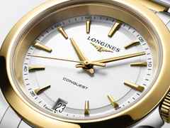 Longines Conquest Quarz Edelstahl 34mm weißes Zifferblatt Metallband – Damenuhren Uhr mit Datum aus Edelstahl und PVD beschichtet. Das Gehäuse ist rund und silber. Das Edelstahlarmband ist silber-gelbgold. Das Zifferblatt ist ein Index in weiß. – Ansicht 2