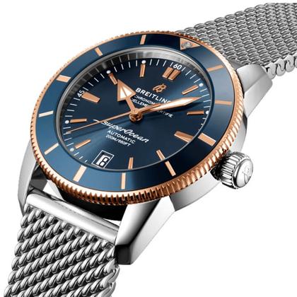 Breitling Superocean Heritage B20 Automatic 42 Edelstahl blaues Zifferblatt Metallband – Herrenuhren Uhr mit Datum aus 750 Rotgold, Edelstahl und Keramik. Das Gehäuse ist rund und silber-roségold. Das Edelstahlarmband ist silber. Das Zifferblatt ist ein Index in blau. – Ansicht 3
