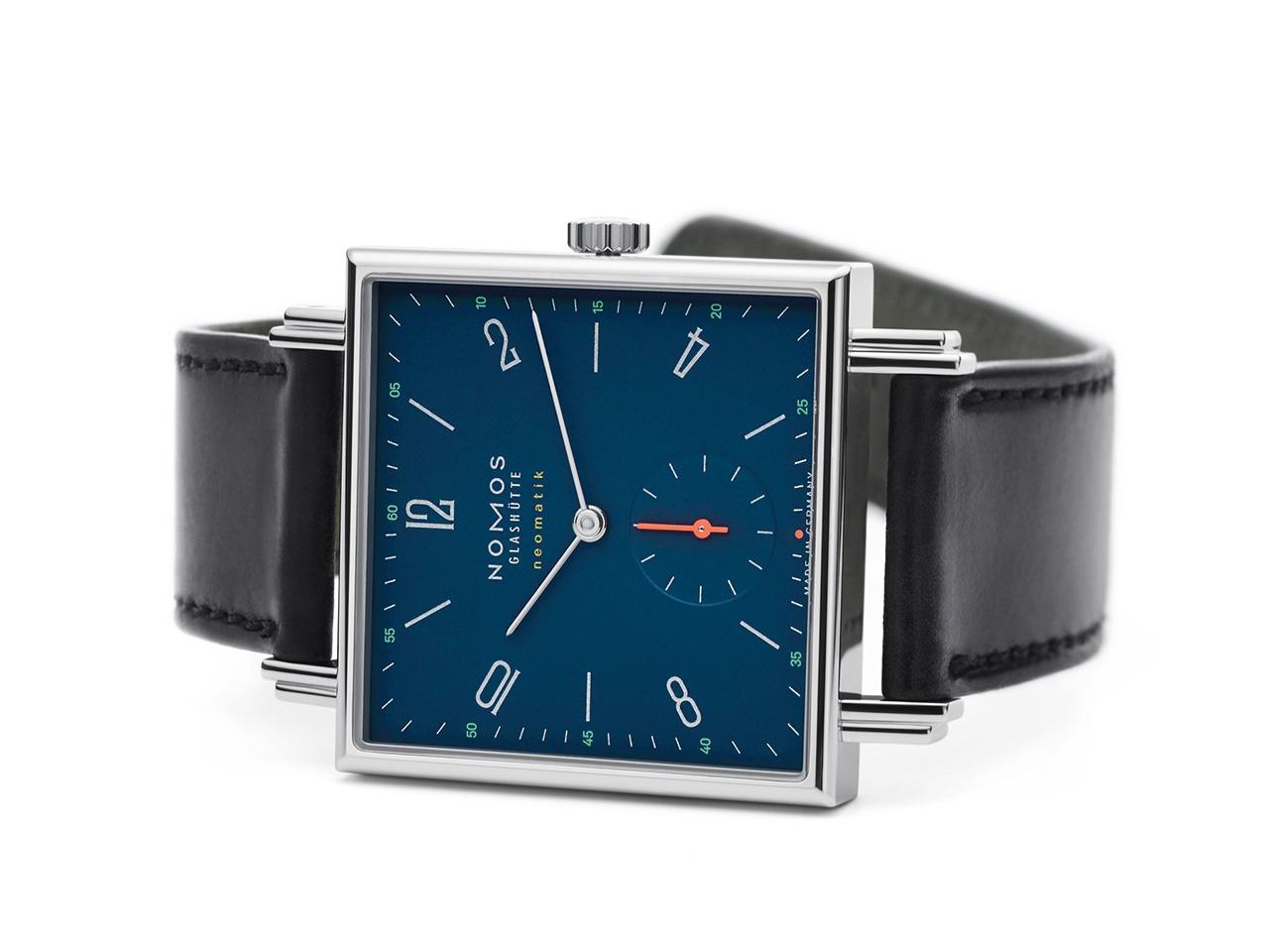Nomos Glashütte Tetra neomatik 39 Nachtblau Automatik Edelstahl 33mm blaues Zifferblatt schwarzes Lederband – Damenuhren Uhr ohne Datum aus Edelstahl. Das Gehäuse ist quadratisch und silber. Das Lederarmband ist schwarz. Das Zifferblatt ist arabisch Index und blau. – Ansicht 3