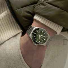 Hamilton Khaki Navy Scuba Automatic Edelstahl 43mm grünes Zifferblatt Metallband – Herrenuhren Uhr ohne Datum aus Edelstahl und Keramik. Das Gehäuse ist rund und silber. Das Edelstahlarmband ist silber. Das Zifferblatt ist arabisch Index und grün. – Ansicht 3