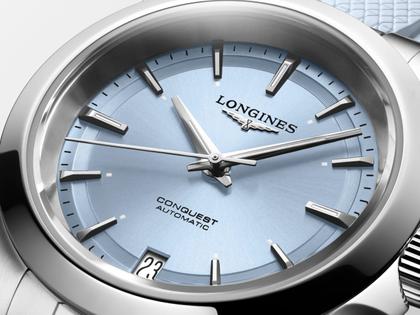 Longines Conquest Automatik Edelstahl 34mm blaues Zifferblatt blaues Kautschukband – Damenuhren Uhr mit Datum aus Edelstahl. Das Gehäuse ist rund und silber. Das Kautschuk / Kunststoff / Silikon Armband ist blau. Das Zifferblatt ist ein Index in blau. – Ansicht 3