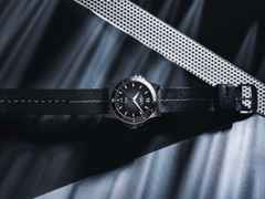 Mühle Glashütte Sportivo  Großdatum Automatik Edelstahl 42,5mm schwarzes Zifferblatt schwarz-graues Textilband – Herrenuhren Uhr mit Datum aus Edelstahl, Keramik und Leder. Das Gehäuse ist rund und silber. Das Textilarmband ist schwarz. Das Zifferblatt ist arabisch Index und schwarz. – Ansicht 3